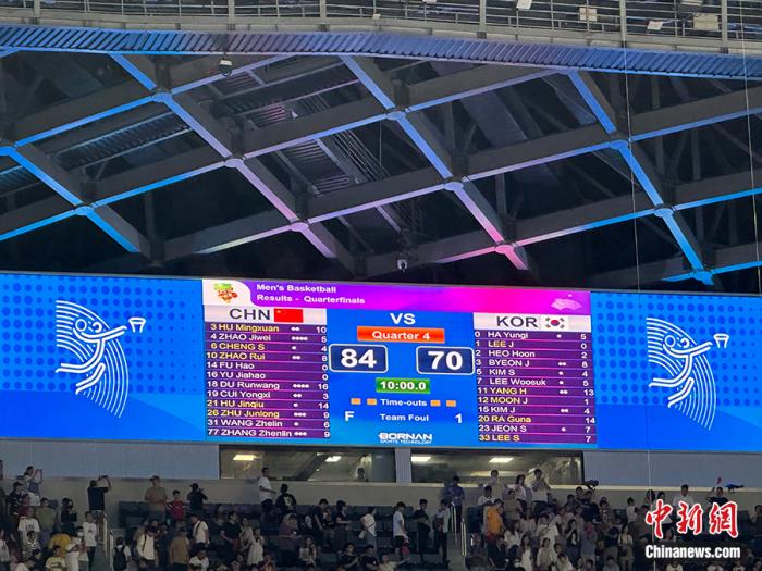 在杭州举行的亚洲运动会男篮1／4决赛：中国队大