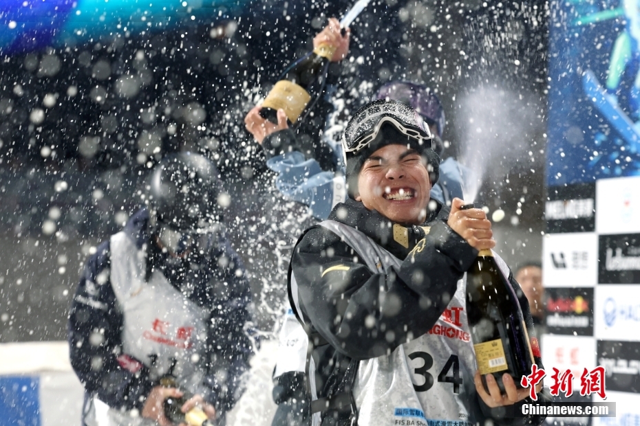 杨文龙单板滑雪大跳台世界杯夺冠 逆转日本选手