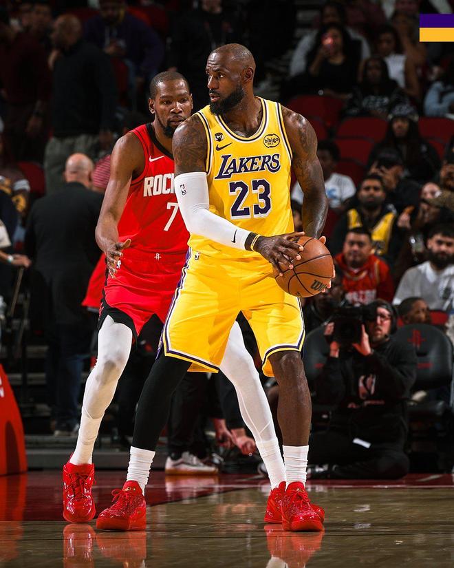 詹姆斯复出助湖人豪取6连胜 艾顿关键表现力挽狂