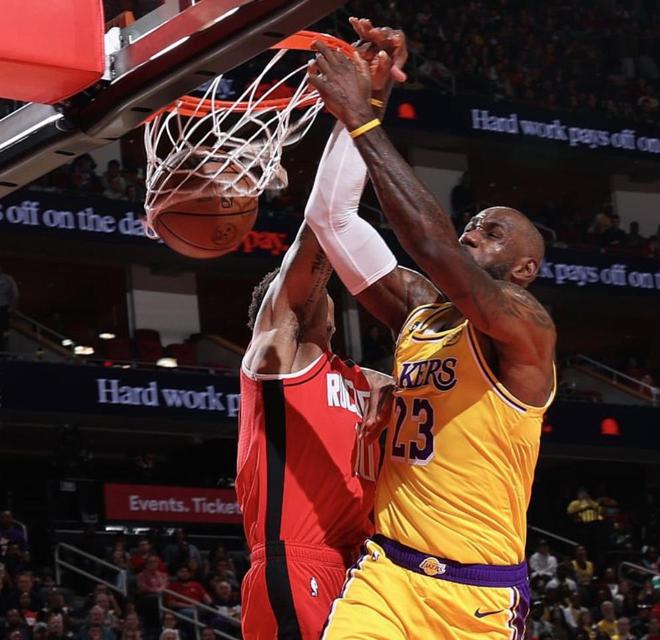 詹姆斯复出助湖人豪取6连胜 艾顿关键表现力挽狂