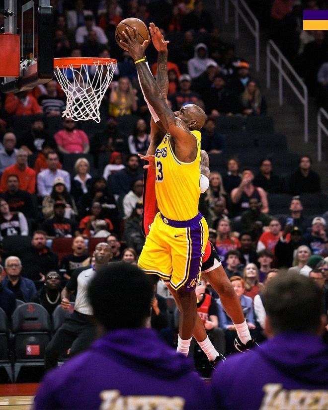 詹姆斯复出助湖人豪取6连胜 艾顿关键表现力挽狂