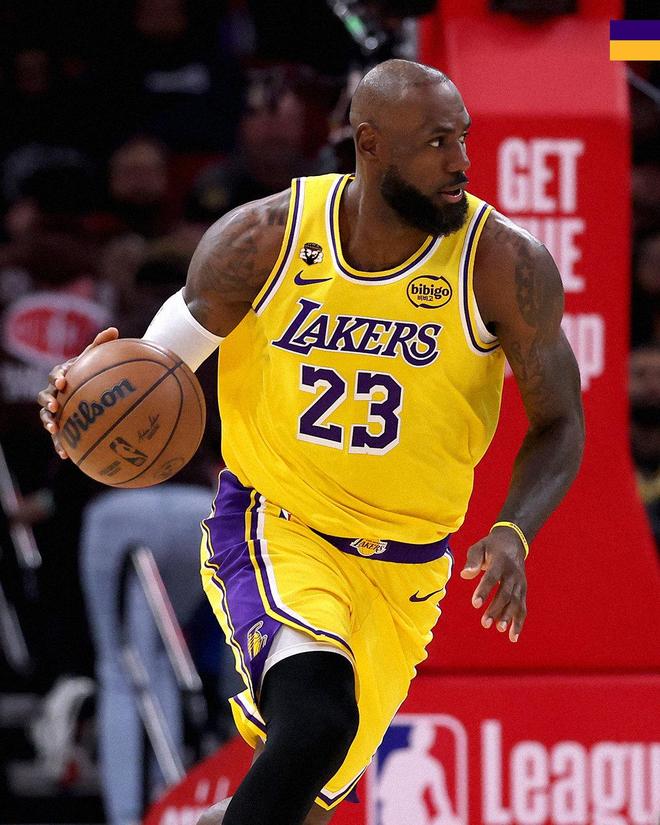 詹姆斯复出助湖人豪取6连胜 艾顿关键表现力挽狂