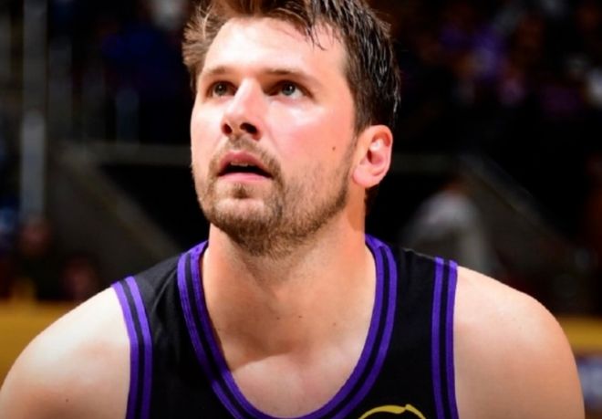 东契奇伤退湖人惨败小牛 弗拉格46分率队取胜